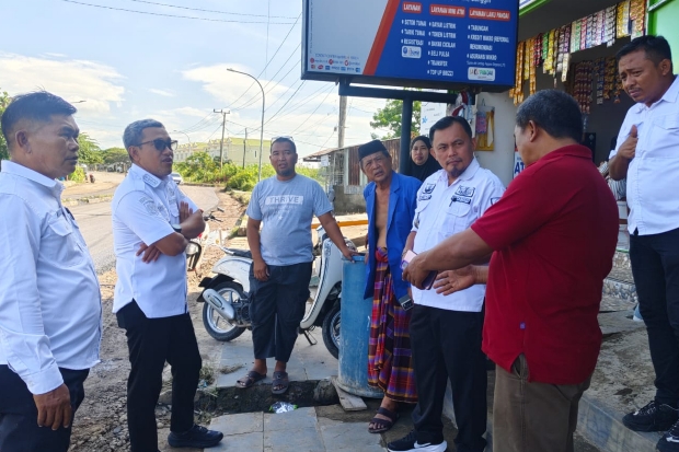 Bupati Paris Yasir Kawal Langsung Pengaspalan Jalan Lingkar