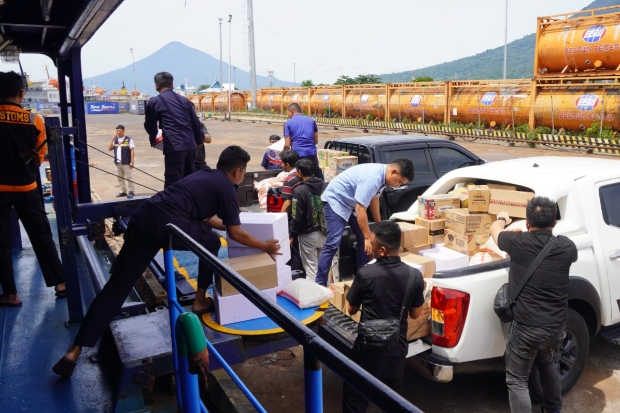 Bea Cukai Sulbagtara Salurkan Bantuan Korban Banjir di Sulawesi Utara