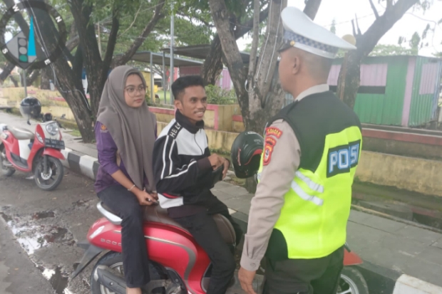 Satlantas Jeneponto Tertibkan Pemotor Tak Pakai Helm di Depan Mapolres