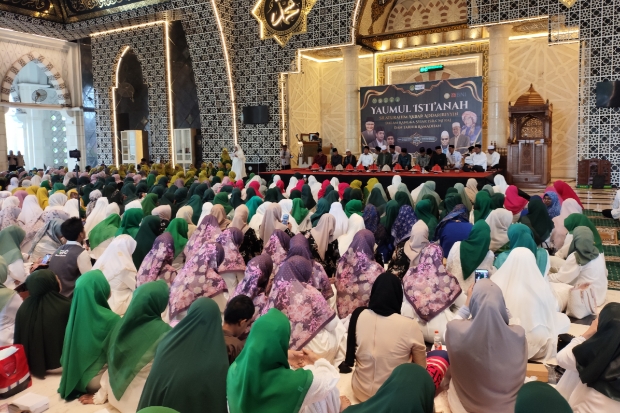 Rayakan Yaumul Isti'anah, Ribuan Warga DDI Padati Masjid Raya Makassar