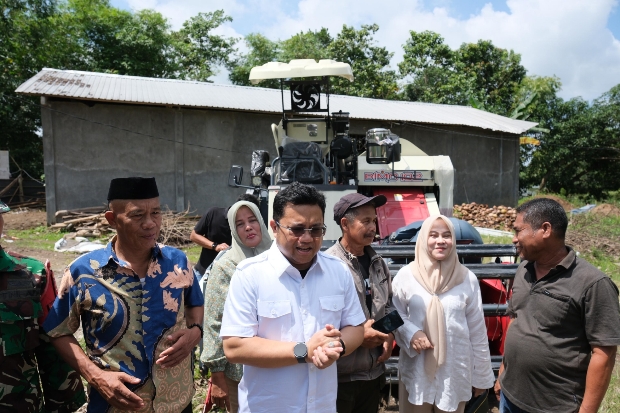 Wabup Gowa Serahkan Bantuan Alsintan Kementan kepada Kelompok Tani