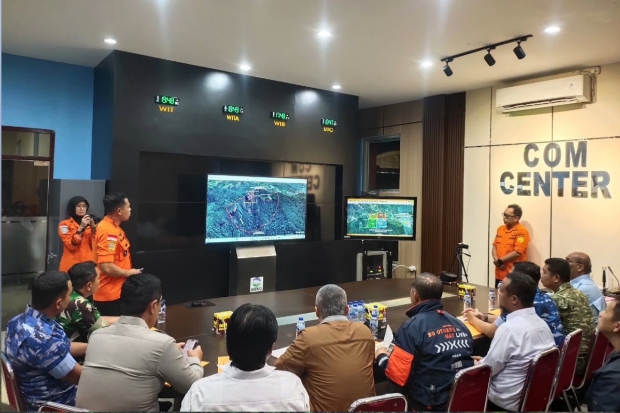 Gubernur Sulsel Bersama Menhub dan Basarnas Evaluasi Pencarian Korban ATR 42-500