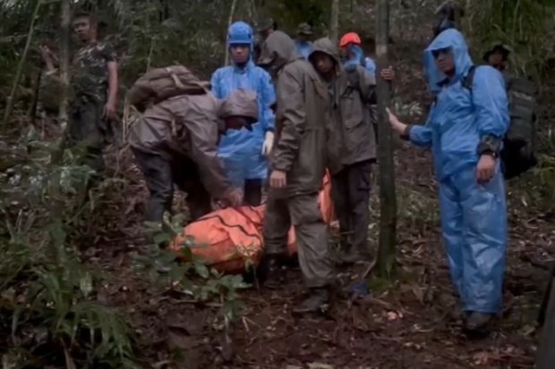 Korban Pertama Pesawat ATR 42-500 Dievakuasi Melalui Jalur Camba