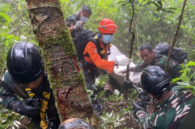 Di Antara Kabut dan Jurang: Cerita 30 Jam Tim SAR Evakuasi Korban ATR