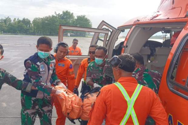 Jenazah Pertama Korban ATR 42-500 Berhasil Dievakuasi via Udara