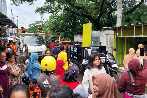 Pemerintah Tertibkan Lapak PKL di Samping Kampus UMI Makassar