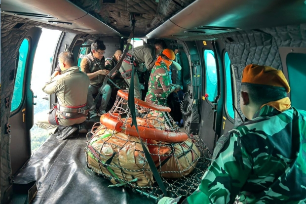 Bagian Tubuh Dua Jenazah Dievakuasi Gunakan Helikopter Caraccal Milik TNI AU