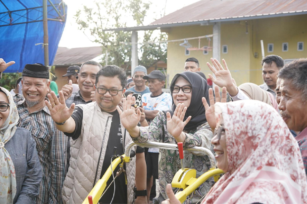 Andi Tenri Indah Salurkan Bantuan Alsintan Kementan kepada Petani Bontomarannu