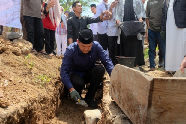 Bupati Fathul Fauzy Resmikan Pembangunan Pesantren Pertama di Ulu Ere