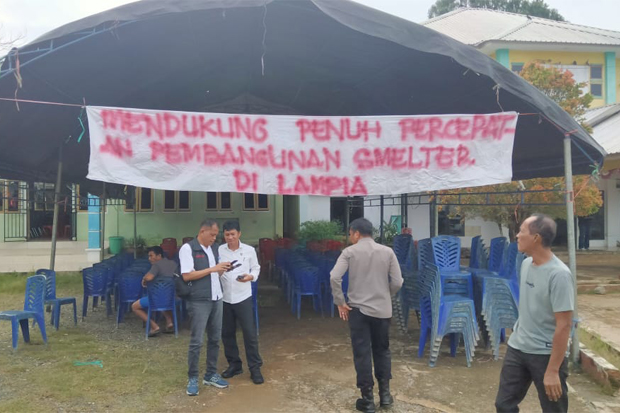 Dukung Percepatan PSN IHIP, Warga Bentangkan Spanduk Simbol Dukungan Kepada Pemda Lutim