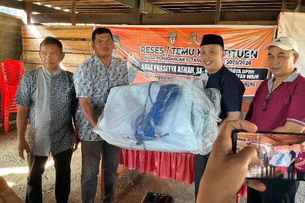 Arga Prasetya Ashar Serahkan Sejumlah Bantuan saat Reses di Belawa