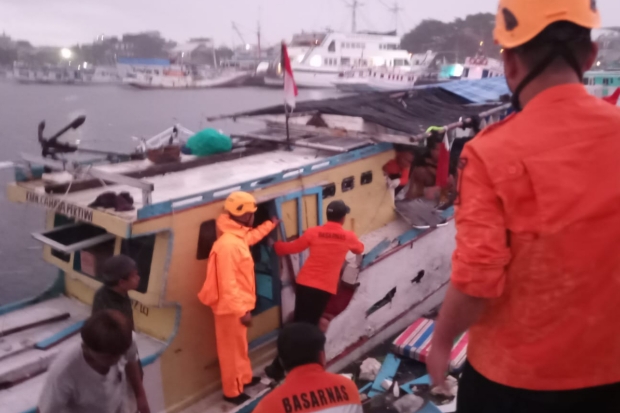 Sembilan Nelayan Jadi Korban Kebakaran Kapal di Pelabuhan Paotere