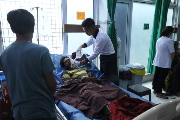 Gerak Cepat, RSAL Jala Ammari Tangani Korban Kebakaran Kapal Nelayan di Pelabuhan Paotere