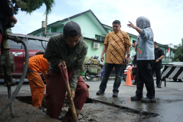 Jalan Rusak Ganggu Akses Pasar, Walkot Munafri Perintahkan Perbaikan Cepat