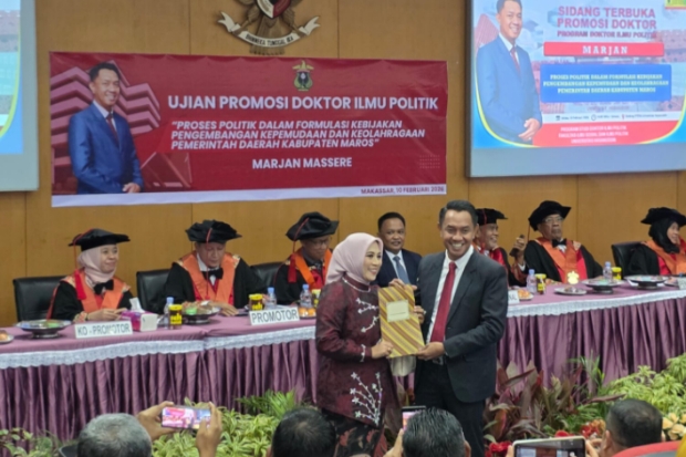 Raih Doktor Ilmu Politik, Marjan Massere Catat Sejarah di DPRD Maros