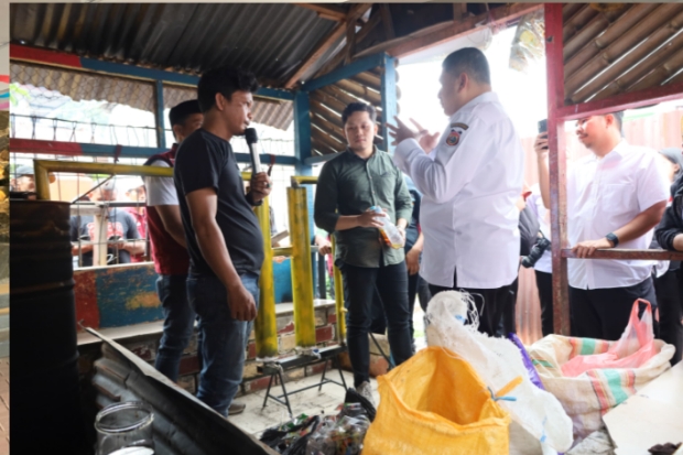 Sampah Kanal hingga Drum Besi, Anak Muda Makassar Ubah Sampah Plastik Jadi BBM