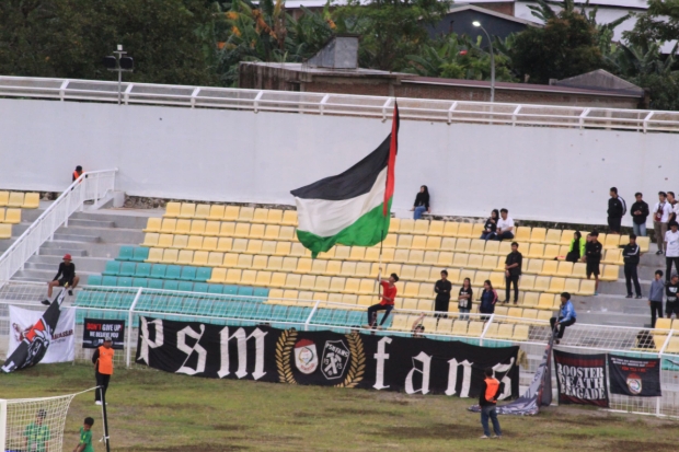 Suporter Kibarkan Bendera Palestina saat Laga PSM Makassar vs Dewa United
