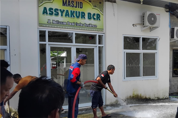 Program Damkar Religi, Damkar Parepare Bersihkan Mesjid Jelang Ramadan