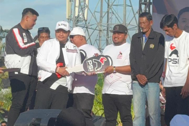 Tegaskan Politik Kehadiran, PSI Sulsel Serahkan 5 Ambulans untuk Warga Pinrang