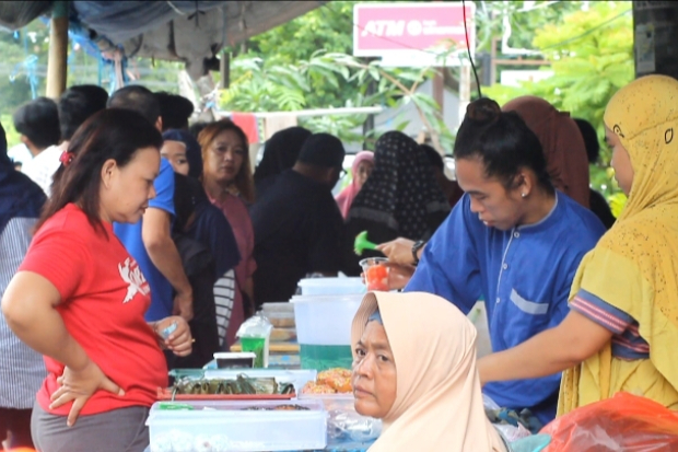 Jalan Veteran Parepare jadi Tempat Berburu Takjil Masyarakat saat Ramadan