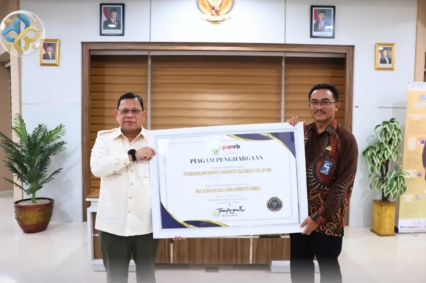 Irtama Serahkan Penghargaan ZI WBK ke BKKBN Sulsel