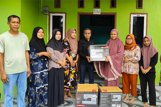 Tak Hanya Dengarkan Aspirasi, Zulfikar Limolang Serahkan Bantuan Mesin Jahit untuk UMKM