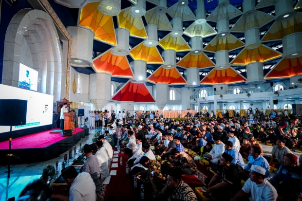 Ribuan Jamaah Nikmati Buka Puasa Program Raja Salman di Makassar
