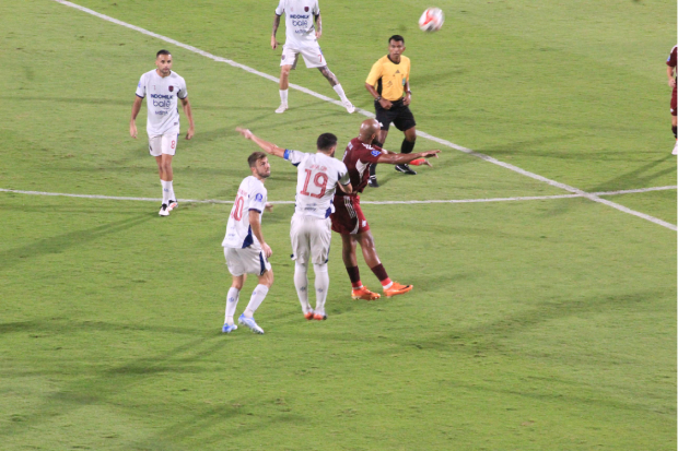 Kalah 2-4 dari Persita, Suporter PSM Makassar Masuk Lapangan Usai Laga