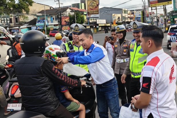 Dukung Teguran Simpatik Polres Gowa, Asmo Sulsel Bagikan Helm SNI kepada Pengendara