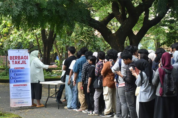 Ditmawa Unhas Salurkan 1.450 Paket Takjil Kepada Mahasiswa