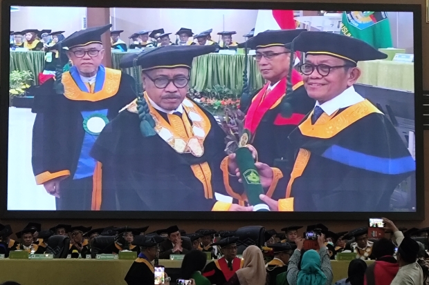 UMI Kukuhkan Dua Guru Besar, Tegaskan Integrasi Hukum Ruang dan Green Marketing Berkelanjutan