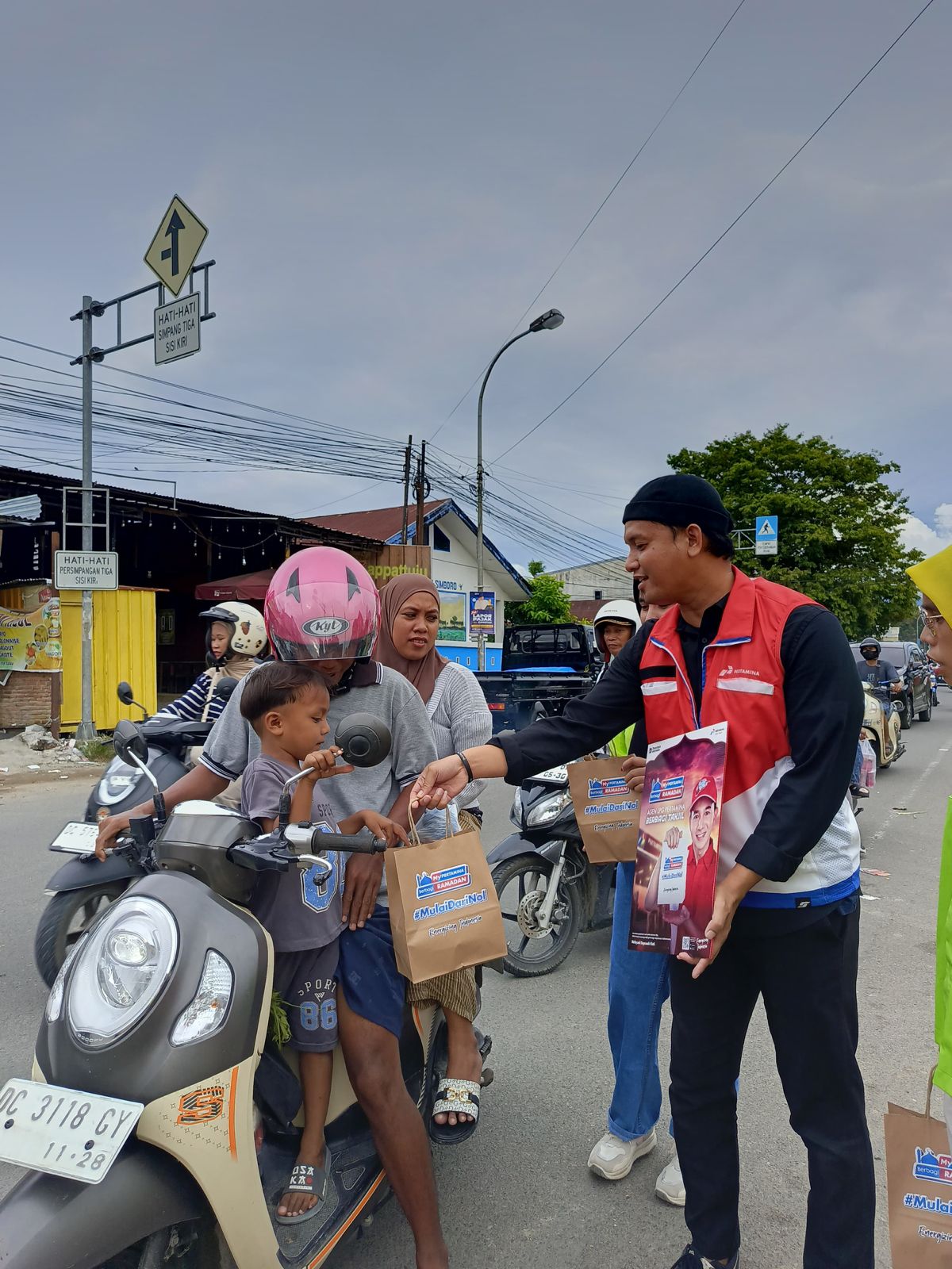 Pertamina Patra Niaga Regional Sulawesi Bagikan 3.300 Takjil Gratis