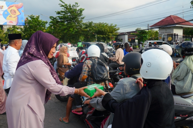 Kakanwil Kemenkum Sulsel dan DWP Berbagi Takjil, Tebar Berkah Ramadan
