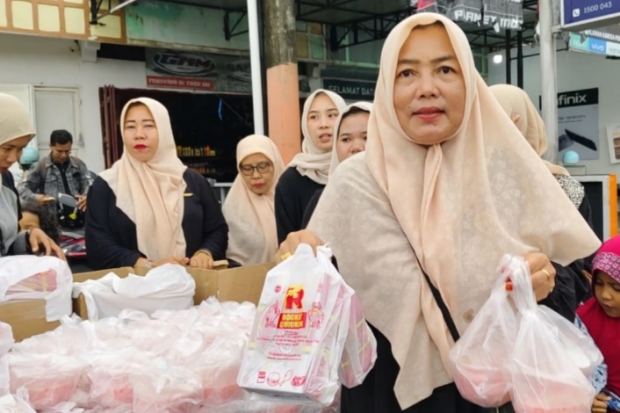 Guru dan Orang Tua Siswa TKN Pembina Jeneponto Berbagi Takjil