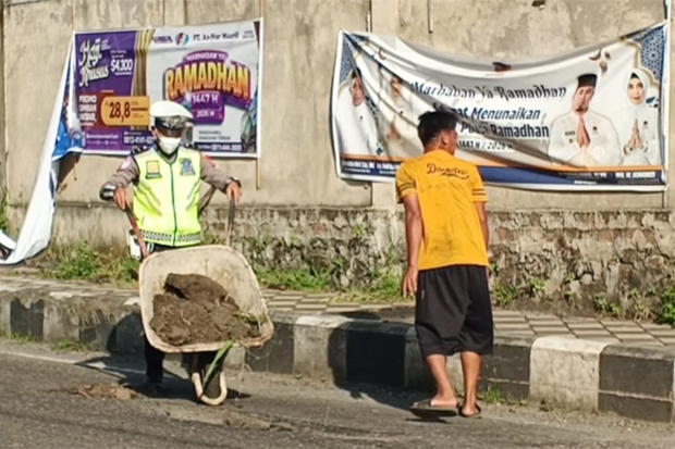Aipda Herman Tambal Jalan Berlubang di Parepare Demi Cegah Kecelakaan Jelang Mudik