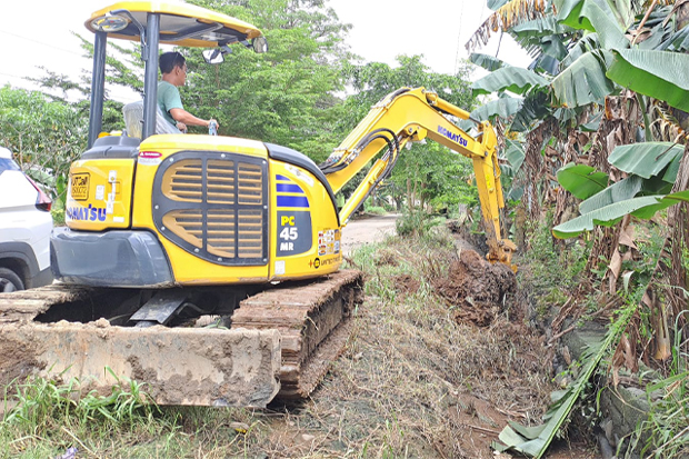 Atasi Banjir Tahunan di Manggala, Pemkot Makassar Turunkan Excavator Normalisasi Drainase Blok 10