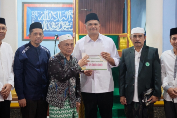 Safari Ramadan di Eremerasa, Bupati Bantaeng Serahkan Bantuan