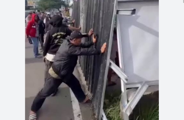 Diduga Dibangun Pakai APBD, Penutupan Akses Jalan Wisma Nirmala Rugikan Warga