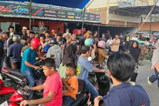 NasDem Bone Bagikan 3.000 Paket Takjil untuk Warga di Watampone