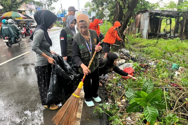 Relawan Katimbang Bersihkan Drainase Bersama Dukungan PLN UIP Sulawesi