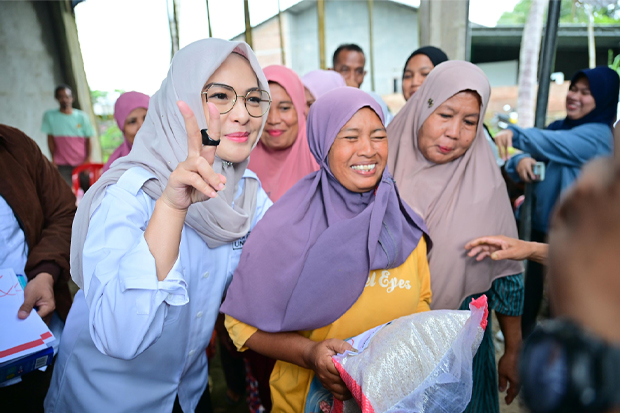 Cicu Salurkan Bantuan IKA Unhas untuk Ratusan KK Terdampak Banjir di Barombong