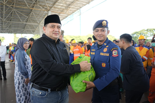 Bentuk Penghargaan, Munafri-Aliyah Serahkan 7.100 Paket Lebaran untuk Satgas Kebersihan Makassar