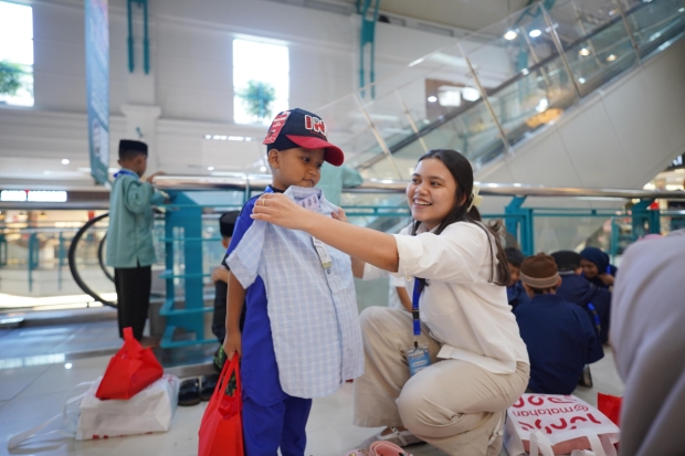 Pertamina Patra Niaga Regional Sulawesi Gelar SEBARAN 5.0, Ajak Anak Yatim Belanja Baju Lebaran