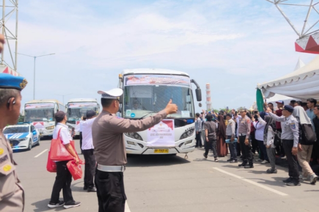 Bupati Uji Nurdin Dampingi Gubernur Sulsel Lepas 1.000 Pemudik Gratis
