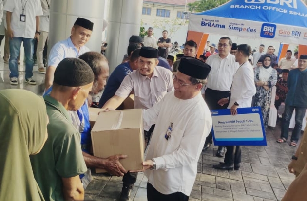 BRI Makassar Salurkan 2.500 Paket Sembako untuk Warga di Bulan Ramadan