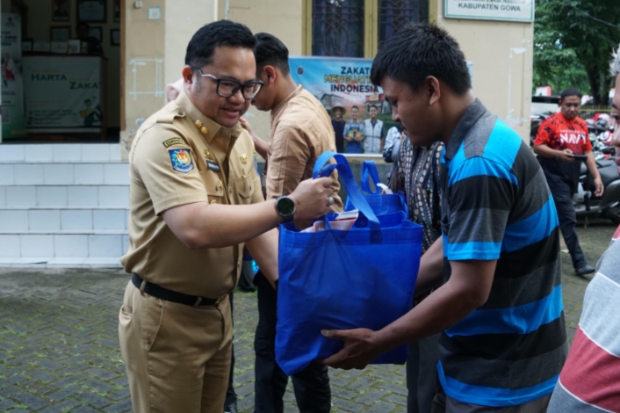 Wabup Gowa Salurkan Paket Sembako Ke Guru Honorer