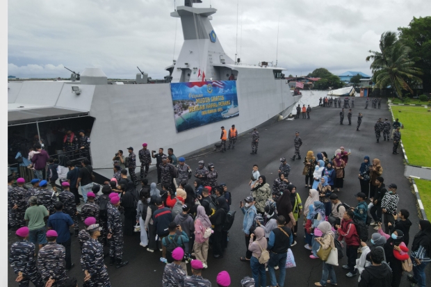 Ratusan Warga Selayar Mudik Gunakan Kapal Perang KRI Marlin-877 Milik TNI AL