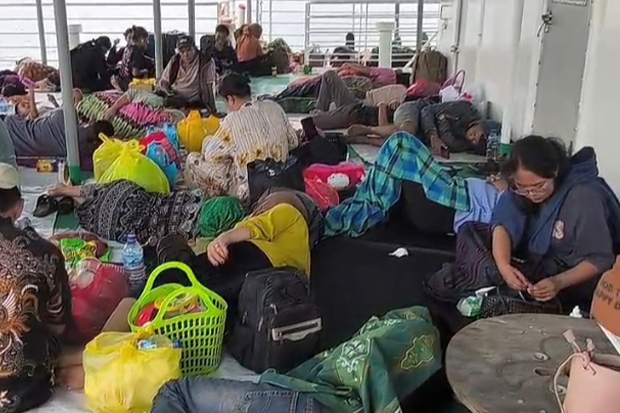 Arus Balik Membludak, Pemudik Rela Tidur Beralaskan Karung di KM Swarna Bahtera