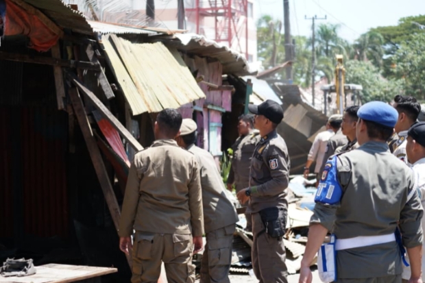 Bertahan 25 Tahun, 20 Lapak PKL di Ujung Tanah Makassar Ditertibkan