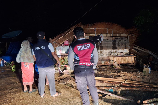 Rumah Petani Robih di Balambano Lutim, Penghuni Sempat Terjebak Reruntuhan
